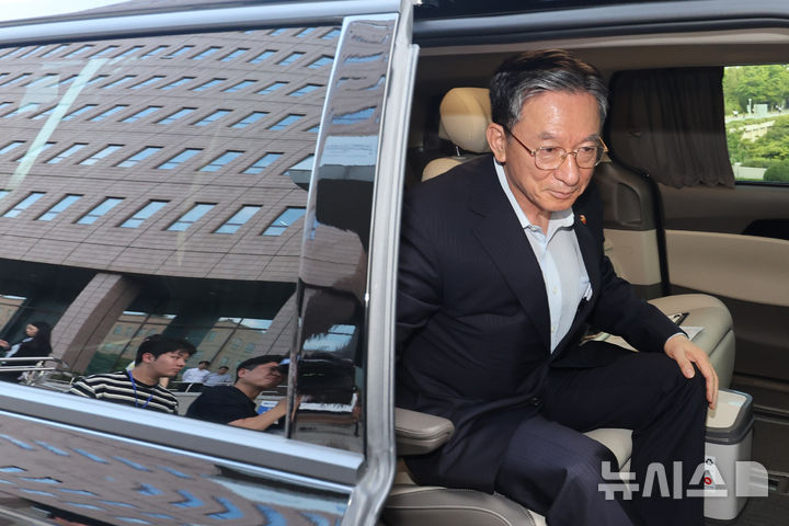 [과천=뉴시스] 조성우 기자 = 청와대에 사직서를 제출한 정성호 법무부 장관이 18일 경기도 과천시 정부과천청사 법무부를 나서고 있다. 2026.08.18. xconfind@newsis.com