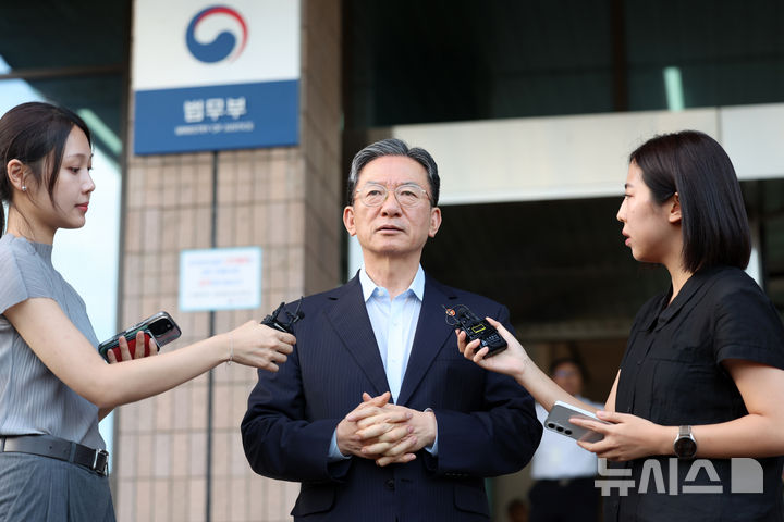 [과천=뉴시스] 조성우 기자 = 청와대에 사직서를 제출한 정성호 법무부 장관이 18일 경기도 과천시 정부과천청사 법무부를 나서며 취재진 질문에 답하고 있다. 2026.08.18. xconfind@newsis.com