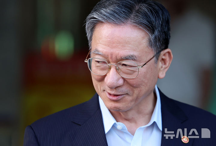 [과천=뉴시스] 조성우 기자 = 청와대에 사직서를 제출한 정성호 법무부 장관이 18일 경기도 과천시 정부과천청사 법무부를 나서고 있다. 2026.08.18. xconfind@newsis.com