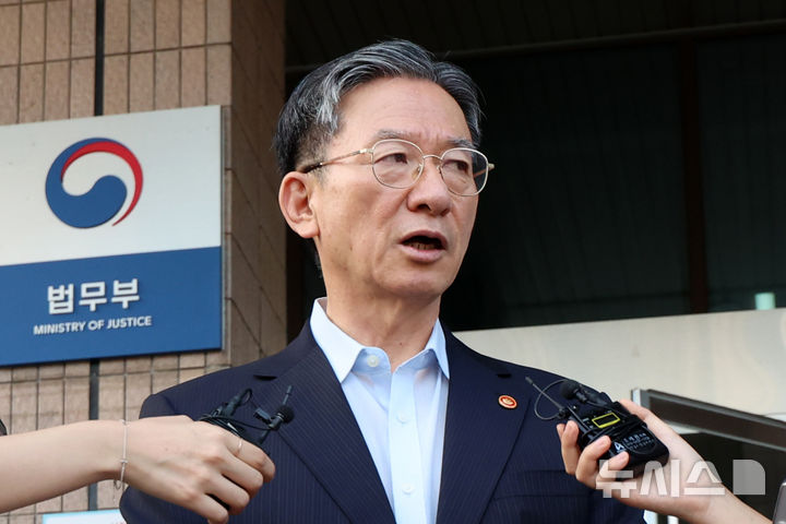 [과천=뉴시스] 조성우 기자 = 청와대에 사직서를 제출한 정성호 법무부 장관이 18일 경기도 과천시 정부과천청사 법무부를 나서며 취재진 질문에 답하고 있다. 2026.08.18. xconfind@newsis.com