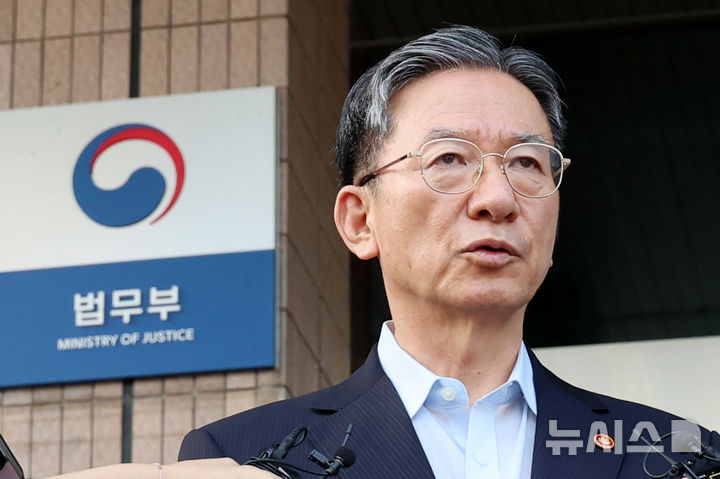 [과천=뉴시스] 조성우 기자 = 청와대에 사직서를 제출한 정성호 법무부 장관이 18일 경기도 과천시 정부과천청사 법무부를 나서며 취재진 질문에 답하고 있다. 2026.08.18. xconfind@newsis.com