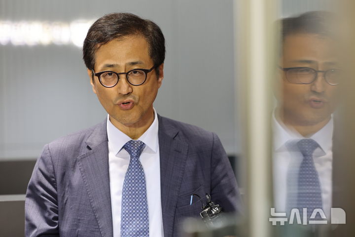 [서울=뉴시스] 황준선 기자 = 6·3 지방선거 투표용지 부족 사태 진상규명을 위한 선거관리위원회 특별검사(특검)로 임명된 이태한 국민권익위원회 비상임위원이 18일 서울 서초구 법무법인 동인 사무실에서 발언하고 있다. 2026.08.18. hwang@newsis.com