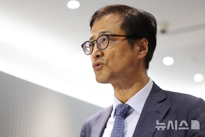 [서울=뉴시스] 황준선 기자 = 6·3 지방선거 투표용지 부족 사태 진상규명을 위한 선거관리위원회 특별검사(특검)로 임명된 이태한 국민권익위원회 비상임위원이 18일 서울 서초구 법무법인 동인 사무실에서 발언하고 있다. 2026.08.18. hwang@newsis.com
