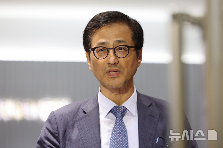 [서울=뉴시스] 황준선 기자 = 6·3 지방선거 투표용지 부족 사태 진상규명을 위한 선거관리위원회 특별검사(특검)로 임명된 이태한 국민권익위원회 비상임위원이 18일 서울 서초구 법무법인 동인 사무실에서 발언하고 있다. 2026.08.18. hwang@newsis.com