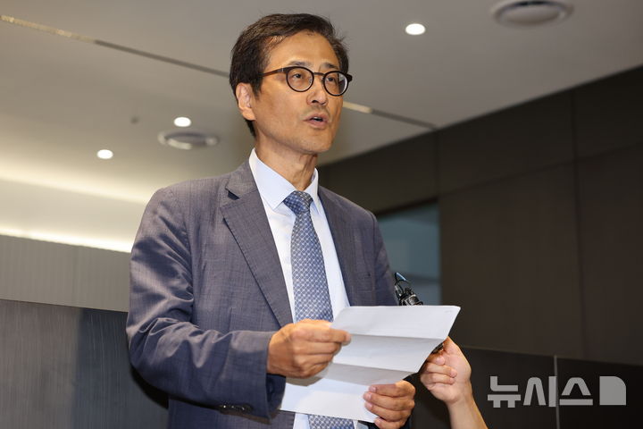 [서울=뉴시스] 황준선 기자 = 6·3 지방선거 투표용지 부족 사태 진상규명을 위한 선거관리위원회 특별검사(특검)로 임명된 이태한 국민권익위원회 비상임위원이 18일 서울 서초구 법무법인 동인 사무실에서 발언하고 있다. 2026.08.18. hwang@newsis.com
