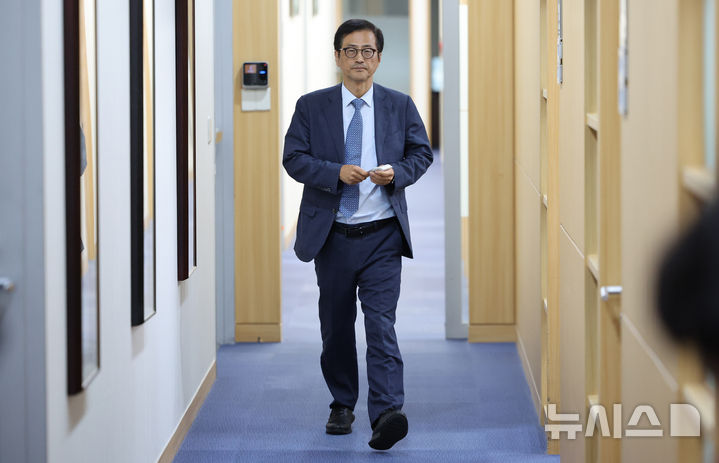 [서울=뉴시스] 황준선 기자 = 6·3 지방선거 투표용지 부족 사태 진상규명을 위한 선거관리위원회 특별검사(특검)로 임명된 이태한 국민권익위원회 비상임위원이 18일 서울 서초구 법무법인 동인 사무실에서 언론브리핑을 하기 위해 이동하고 있다. 2026.08.18. hwang@newsis.com