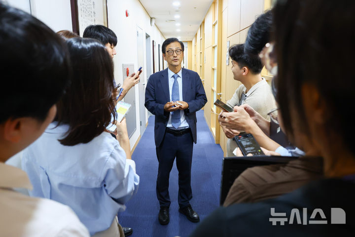 [서울=뉴시스] 황준선 기자 = 6·3 지방선거 투표용지 부족 사태 진상규명을 위한 선거관리위원회 특별검사(특검)로 임명된 이태한 국민권익위원회 비상임위원이 18일 서울 서초구 법무법인 동인 사무실에서 언론브리핑을 마친 뒤 취재진과 질의응답 하고 있다. 2026.08.18. hwang@newsis.com
