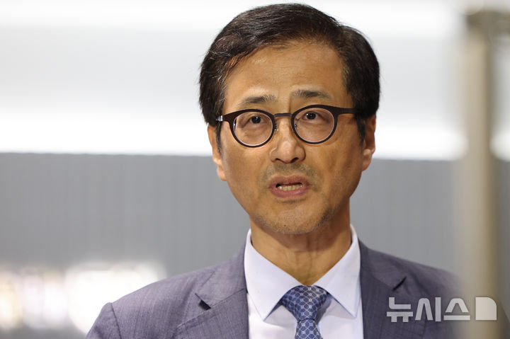 [서울=뉴시스] 황준선 기자 = 6·3 지방선거 투표용지 부족 사태 진상규명을 위한 선거관리위원회 특별검사(특검)로 임명된 이태한 국민권익위원회 비상임위원이 18일 서울 서초구 법무법인 동인 사무실에서 임명 소감 등을 밝히고 있다. 2026.08.18. hwang@newsis.com