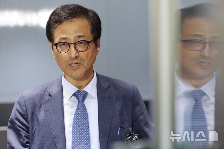 [서울=뉴시스] 황준선 기자 = 6·3 지방선거 투표용지 부족 사태 진상규명을 위한 선거관리위원회 특별검사(특검)로 임명된 이태한 국민권익위원회 비상임위원이 지난 18일 서울 서초구 법무법인 동인 사무실에서 임명 소감 등을 밝히고 있다. 2026.08.18. hwang@newsis.com