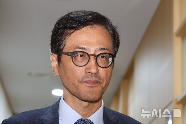 [서울=뉴시스] 황준선 기자 = 6·3 지방선거 투표용지 부족 사태 진상규명을 위한 선거관리위원회 특별검사(특검)로 임명된 이태한 국민권익위원회 비상임위원이 18일 서울 서초구 법무법인 동인 사무실에서 언론브리핑을 위해 이동하고 있다. 2026.08.18. hwang@newsis.com