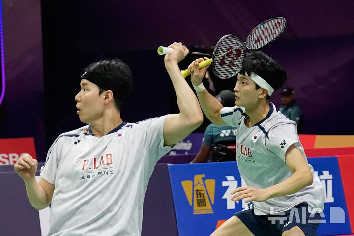 [뉴델리=AP/뉴시스] 김원호와 서승재가 18일(현지 시간) 인도 뉴델리에서 열린 2026 세계배드민턴연맹(BWF) 세계선수권대회 남자 복식 32강전에서 노무라 다쿠미-시모가미 유이치 조(일본)와 경기하고 있다. 2연패를 노리는 김원호-서승재가 2-0(21-16 21-13)으로 승리하고 16강에 올랐다. 2026.08.19.
