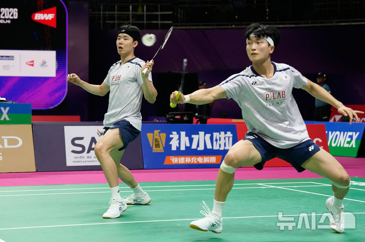 [뉴델리=AP/뉴시스] 김원호와 서승재가 18일(현지 시간) 인도 뉴델리에서 열린 2026 세계배드민턴연맹(BWF) 세계선수권대회 남자 복식 32강전에서 노무라 다쿠미-시모가미 유이치 조(일본)와 경기하고 있다. 2연패를 노리는 김원호-서승재가 2-0(21-16 21-13)으로 승리하고 16강에 올랐다. 2026.08.19.