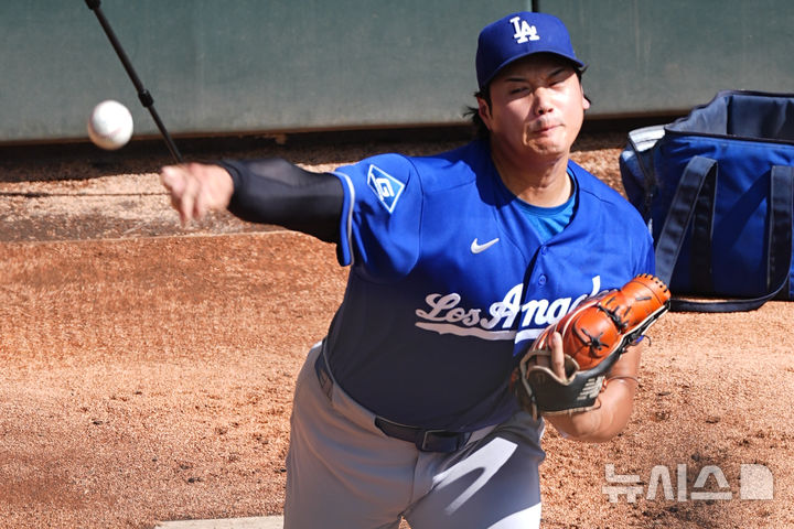 [덴버=AP/뉴시스] LA 다저스의 오타니 쇼헤이가 18일(현지 시간) 미국 콜로라도주 덴버의 쿠어스 필드에서 열린 2026 MLB 콜로라도 로키스와의 원정 경기에 앞서 불펜 피칭을 하고 있다. 2026.08.19.