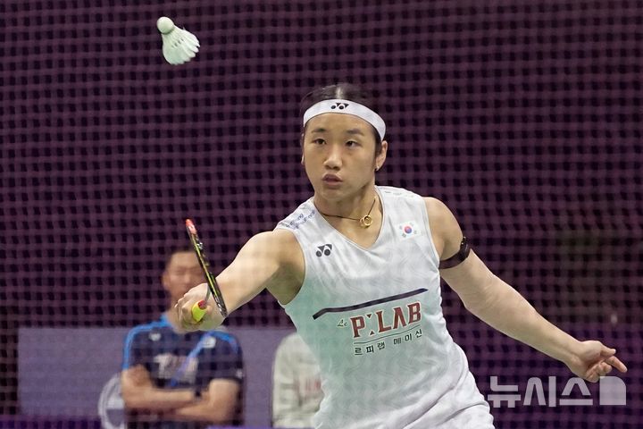 [뉴델리=AP/뉴시스] 안세영(1위)이 19일(현지 시간) 인도 뉴델리에서 열린 2026 세계배드민턴연맹(BWF) 세계선수권대회 여자 단식 32강전에서 탈리타 라마다니 위리야안(53위·인도네시아)와 경기하고 있다. 안세영이 2-0(21-15 21-11)으로 승리하고 16강에 올랐다. 2026.08.19.