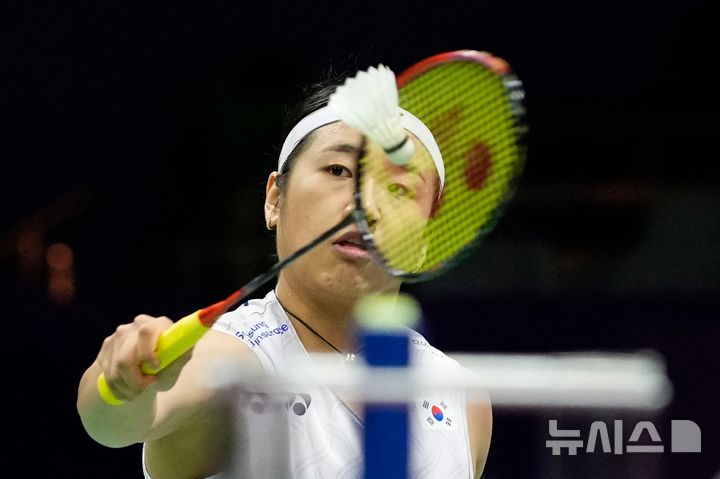 [뉴델리=AP/뉴시스] 안세영(1위)이 19일(현지 시간) 인도 뉴델리에서 열린 2026 세계배드민턴연맹(BWF) 세계선수권대회 여자 단식 32강전에서 탈리타 라마다니 위리야안(53위·인도네시아)와 경기하고 있다. 안세영이 2-0(21-15 21-11)으로 승리하고 16강에 올랐다. 2026.08.19.