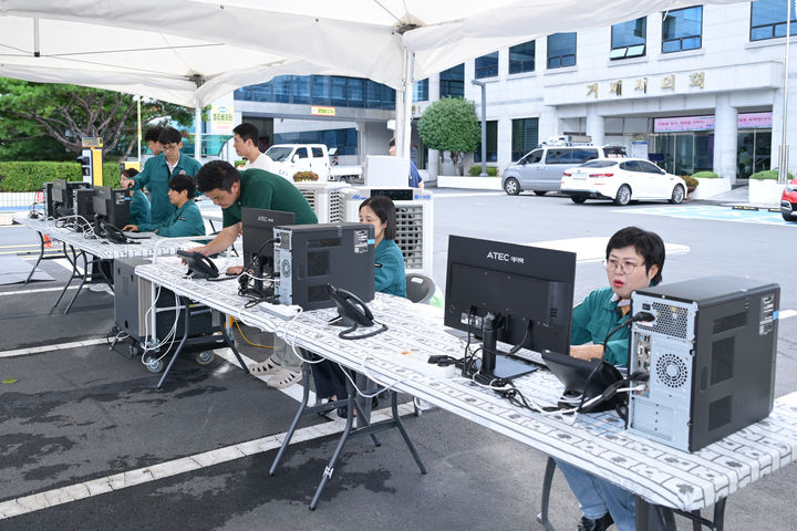 [거제=뉴시스] 신정철 기자= 경남 거제시가 지난 16~17일 이어진 호우 피해의 신속하고 체계적인 복구를 위해 관계기관들이 참여하는 ‘재난복구 통합지원본부'를 설치하고 24시간 운영에 들어갔다고 19일 밝혔다.사진은 거제시청 광장에 설치된 거제시 재난복구 통합지원본부 모습.(사진=거제시 제공),2026.08.19. photo@newsis.com *재판매 및 DB 금지