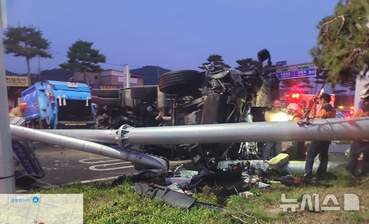 [영천=뉴시스] 영천시 도동 네거리 교통 사고 현장 (사진=독자 제공) 2026.8.19. photo@newsis.com