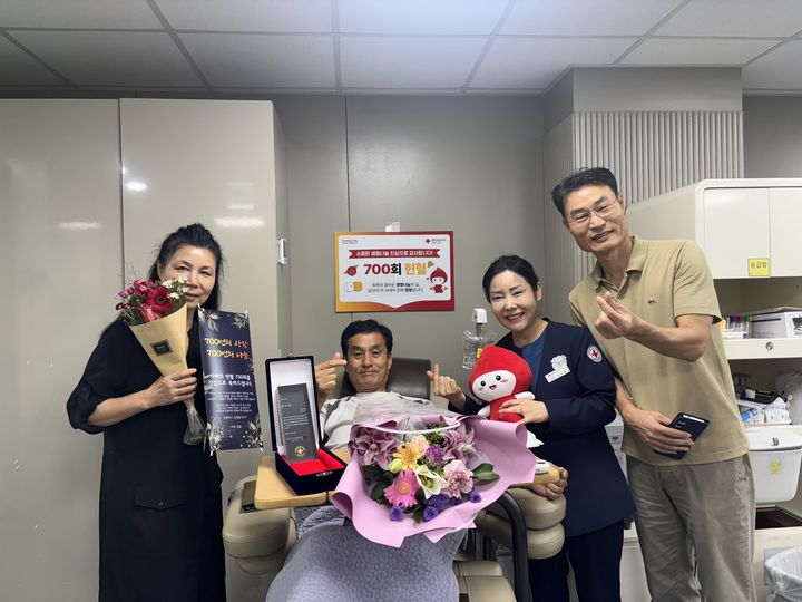 [세종=뉴시스]지난 15일 헌혈의집 구로디지털단지역센터에서 700회 헌혈을 달성한 홍준호 헌혈자가 (왼쪽)아내, (오른쪽)임경란 책임간호사, 박기홍 서울중앙혈액원장과 기념촬영을 하고 있다. (사진=대한적십자사 서울중앙혈액원 제공) 2026.08.19. photo@newsis.com *재판매 및 DB 금지