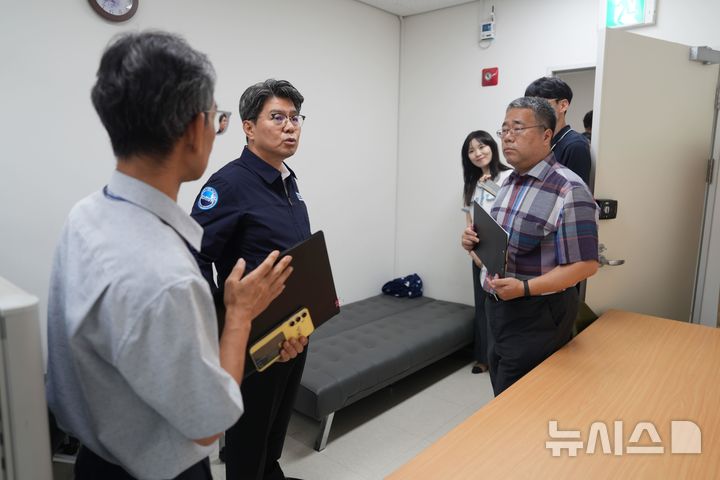 [서울=뉴시스] 안영철 한국해양교통안전공단(KOMSA) 이사장이 지난 18일 세종시 본사에서 시설관리 노동자들과 휴게시설을 살펴보며 근무환경 개선에 관한 의견을 듣고 있다.
