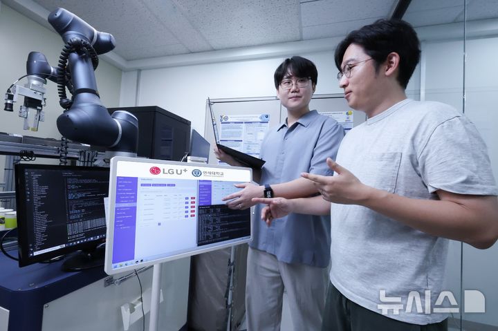 [서울=뉴시스]LG유플러스는 연세대학교와 함께 AI-RAN(AI 무선망) 환경에서 네트워크가 전환되는 상황에서도 연결을 유지할 수 있는 기술을 검증했다고 19일 밝혔다. 사진은 LG유플러스 직원과 연세대학교 연구진이 네트워크 전환 기술을 소개하는 모습. (사진=LG유플러스 제공)