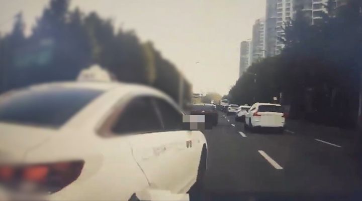 [의정부=뉴시스] 전방에서 차선을 변경하는 택시 차량을 발견하고 고의로 사고를 내는 범행 현장. (사진=경기북부경찰청 제공 영상 캡처) 2026.08.19 photo@newsis.com&nbsp; *재판매 및 DB 금지