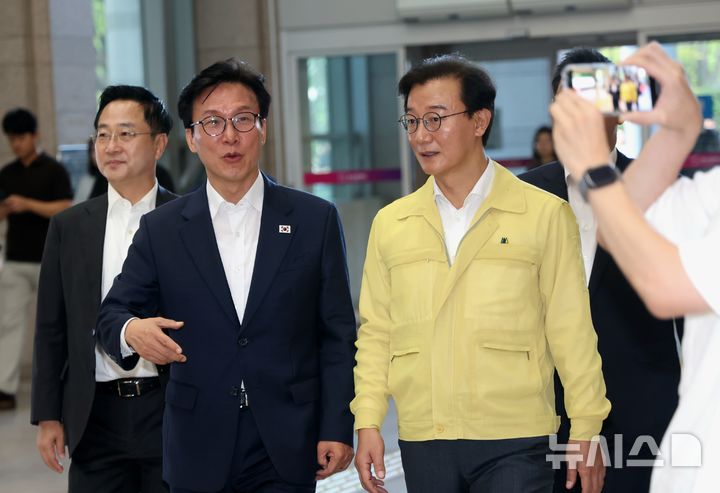[부산=뉴시스] 하경민 기자 = 김민석 더불어민주당 대표가 19일 부산 연제구 부산시청에서 전재수 부산시장을 만나 인사하고 있다. 2026.08.19. yulnetphoto@newsis.com 