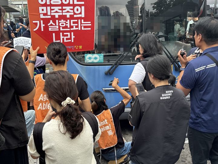 [서울=뉴시스] 김나연 수습기자 = 전국장애인차별철폐연대(전장연)가 19일 오전 8시부터 서울역 버스종합환승센터 4번 승강장에서 제8차 '출근길 버스 탑니다'를 진행했다. 2026.08.19. photo@newsis.com *재판매 및 DB 금지