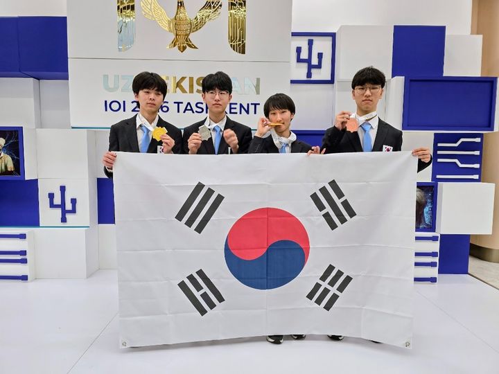 [서울=뉴시스] 제38회 국제정보올림피아드에서 수상한 한국 대표단. 왼쪽부터 정민찬, 변재우, 양승민, 손재원 학생. (사진=과기정통부 제공) 2026.08.19. photo@newsis.com *재판매 및 DB 금지