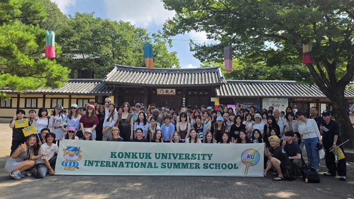 [서울=뉴시스] 건국대학교가 해외 대학생을 대상으로 운영한 '2026 국제하계단기프로그램'의 참가자들이 단체 사진을 촬영하고 있다. (사진=건국대 제공) 2026.08.19. photo@newsis.com *재판매 및 DB 금지