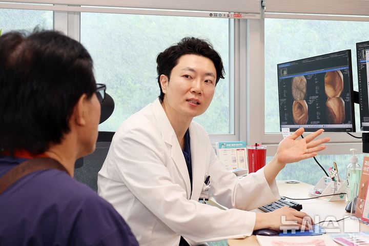 [서울=뉴시스] 김민준 중앙대학교광명병원 소화기내과 교수가 조기 식도암 환자를 진료하고 있다. (사진= 중앙대학교광명병원 제공)