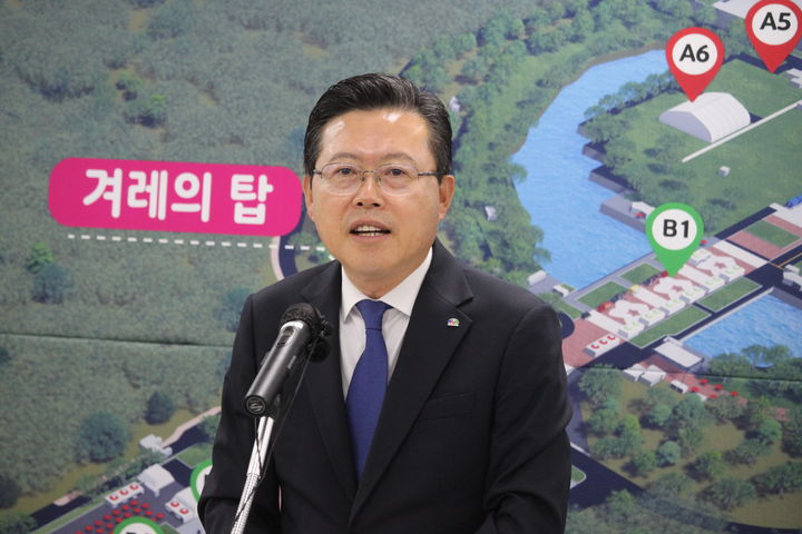 [천안=뉴시스] 최영민 기자 = 장기수 충남 천안시장이 19일 오전 천안시청 브리핑실에서 천안 K-컬처박람회 관련 브리핑을 하고 있다. 2026.08.19. ymchoi@newsis.com *재판매 및 DB 금지