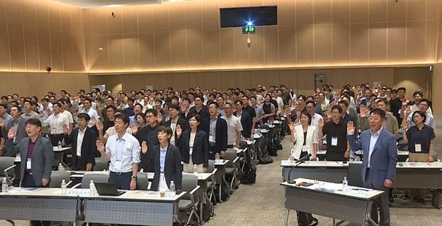 [서울=뉴시스] 현대해상 경영전략세미나에서 이석현 대표이사(앞줄 오른쪽 첫 번째)를 포함한 전 임원과 부서장이 소비자보호헌장을 제창하고 있다. (사진=현대해상 제공) 2026.08.19. photo@newsis.com *재판매 및 DB 금지