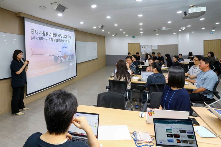 [서울=뉴시스] 제주항공이 19일 서울 강서구에 위치한 국제청소년센터에서 직원들을 대상으로 AI 활용 역량 강화 교육을 실시하고 있다. (사진=제주항공 제공) 2026.8.19. photo@newsis.com *재판매 및 DB 금지