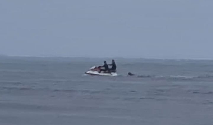 [부산=뉴시스] 서핑을 타다 바닷가 모래섬에 고립된 30대를 119구조대원들이 구조하고 있다. (사진=부산소방재난본부 제공) 2026.08.19. photo@newsis.com *재판매 및 DB 금지