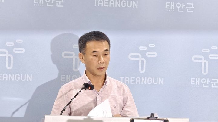 [태안=뉴시스] 김덕진 기자=김성호 충남 태안군 민원봉사과장이 19일 태안군청 브리핑룸에서 전문민원상담관 신설 등을 골자로 한 민선9기 핵심 추진 사항을 발표하고 있다. 2026.08.19. spark@newsis.com&nbsp; *재판매 및 DB 금지