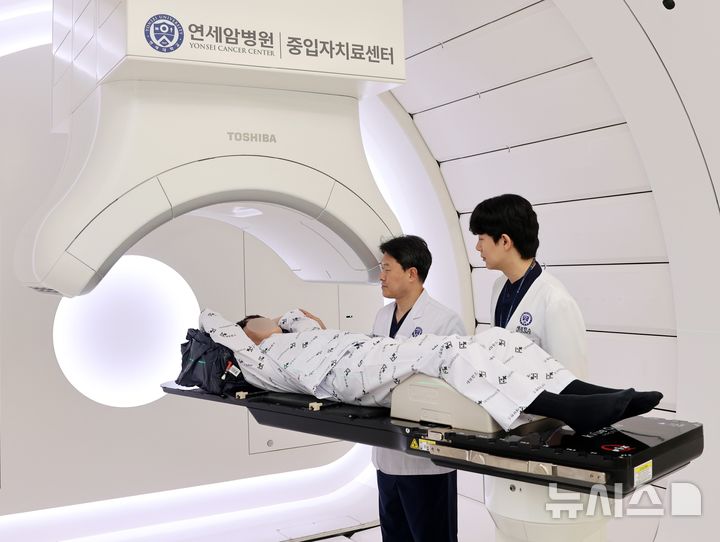 [서울=뉴시스] 금웅섭 중입자치료센터장(왼쪽) 등 의료진이 중입자치료를 준비중이다. (사진= 세브란스병원 제공)