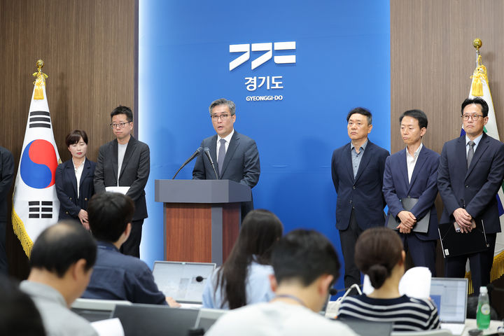 [수원=뉴시스] 정두석 기조실장이 19일 오전 경기도청 브리핑룸에서 2026년 제2회 추가경정예산안 관련 기자회견을 하고 있다. (사진=경기도 제공) 2026.08.19. photo@newsis.com *재판매 및 DB 금지