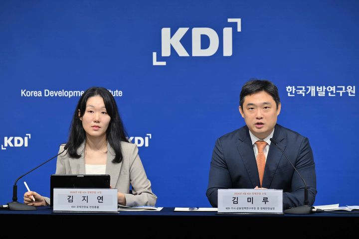 [세종=뉴시스] 김미루 한국개발연구원(KDI) 거시·금융정책연구부장(오른쪽)과 김지연 KDI 경제전망실 전망총괄이 19일 정부세종청사에서 '2026년 8월 KDI 경제전망 수정' 브리핑을 열고 발언하고 있는 모습. (사진=KDI 제공) 2026.08.19. photo@newsis.com *재판매 및 DB 금지