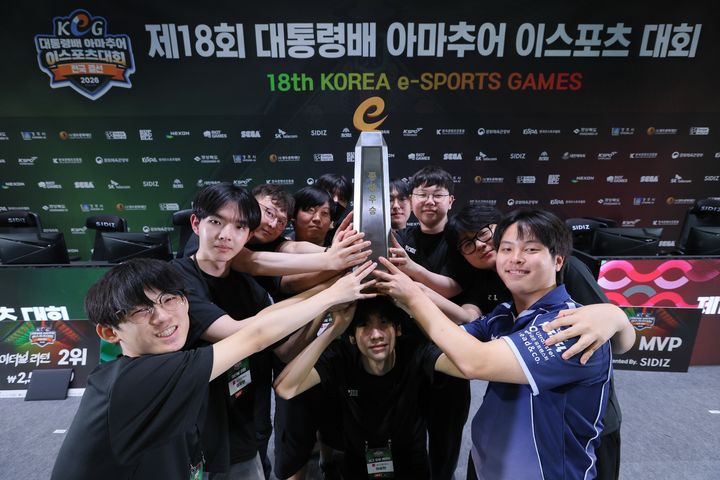 [부산=뉴시스] 제18회 대통령배 전국 아마추어 이스포츠 대회(KeG) 전국 결선에서 부산이 종합우승을 차지하고 기념 사진을 촬영하고 있다. (사진=부산정보산업진흥원 제공) 2026.08.19. photo@newsis.com *재판매 및 DB 금지
