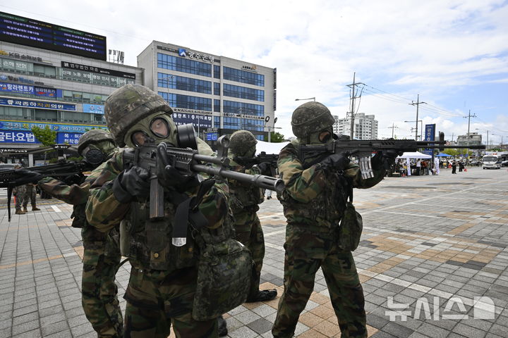 [전남광주=뉴시스] 양시원 기자 = 19일 오전 전남광주 광산구 광주송정역 광장에서 펼쳐진 을지연습 연계 생물테러 대응훈련에서 육군 제31보병사단 소속 장병들이 테러범을 수색하고 있다. 2026.08.19. goodwrite97@newsis.com