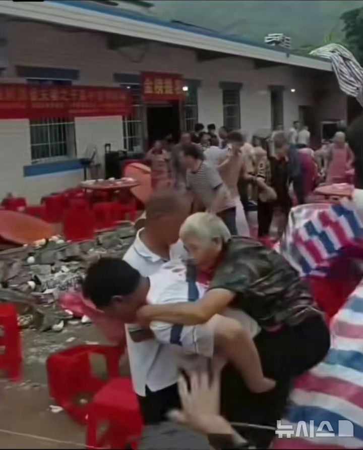 [베이징=뉴시스] 중국 서남부 쓰촨성의 한 가정집에서 자녀의 대학 입학을 축하하는 잔치를 벌이다 벽이 무너져 5명이 사망하는 사고가 발생했다고 19일 현지 매체들이 보도했다.(사진=중국 웨이보 갈무리) *DB 및 재판매 금지 2026.08.19 photo@newsis.com
