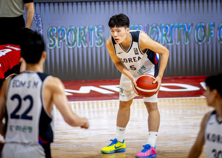 [서울=뉴시스] 한국 18세 이하(U-18) 농구 대표팀의 윤지훈. (사진=대한민국농구협회 제공) 