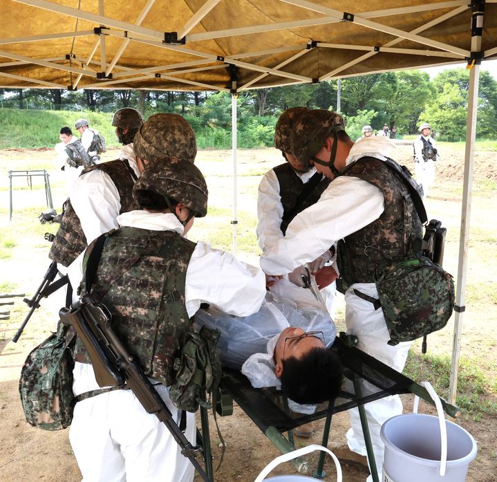 [원주=뉴시스] 육군 36사단 장병들이 19일 반곡동 훈련장에서 열린 핵·WMD 사후관리 통합훈련 중 오염인원을 제독하고 있다. (사진= 육군 제36보병사단 제공) 2026.08.19. photo@newsis.com *재판매 및 DB 금지