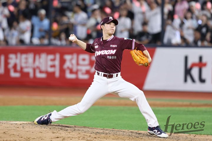 [서울=뉴시스] 프로야구 키움 히어로즈 배동현이 16일 수원KT위즈파크에서 열린 2026 신한 쏠 KBO리그 KT 위즈와의 경기에 불펜 등판해 공을 던지고 있다. (사진=키움 히어로즈 제공) 2026.08.16. *재판매 및 DB 금지