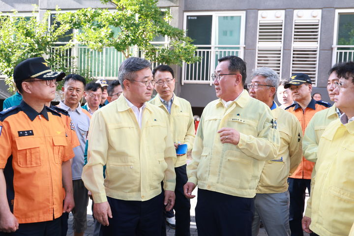 [통영=뉴시스] 강석주 경남 통영시장은 지난 18일 오후 집중호우 피해 현장을 찾은 윤호중 행정안전부 장관과 함께 미수동 아파트 지하주차장 침수 현장을 살펴보고 통영시의 특별재난지역 조속 지정과 신속한 정부 지원을 건의했다. 윤호중 행정안전부 장관과 함께 미수동 아파트 지하주차장 침수 현장을 찾은 강석주 통영시장(앞줄 두번째). (사진=통영시 제공) 2026.08.19. photo@newsis.com *재판매 및 DB 금지