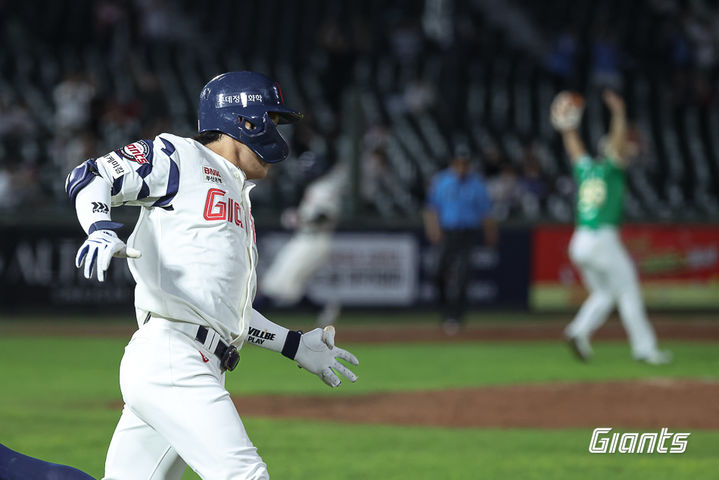 [서울=뉴시스] 프로야구 롯데 자이언츠 황성빈이 18일 부산 사직구장에서 열린 2026 신한 쏠 KBO리그 키움 히어로즈와의 경기에서 안타를 치고 있다. (사진=롯데 자이언츠 제공) 2026.08.18. *재판매 및 DB 금지