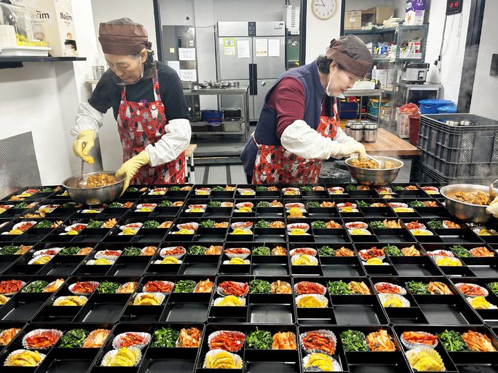 [함양=뉴시스] 함양시니어클럽 ‘시니어손맛’ 정성 담은 한 끼로 지역사회 온기 나눔 (사진=함양군 제공) 2026. 08. 19. photo@newsis.com *재판매 및 DB 금지