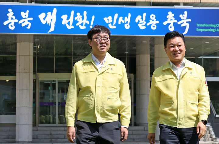 최휘영(왼쪽) 문화체육관광부 장관이 19일 충북 청주 충북도청에서 신용한 충청북도지사와 함께 충북도청사를 둘러보고 있다. (사진=문체부 제공) *재판매 및 DB 금지