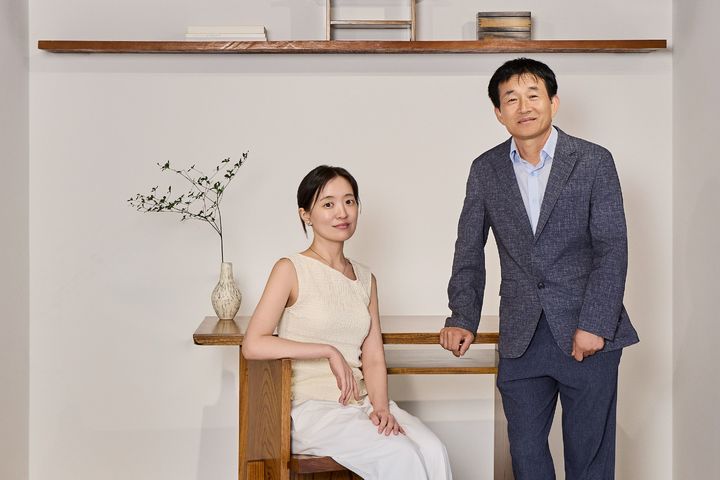 [서울=뉴시스] 2026 예올X샤넬 프로젝트 올해의 장인 조복래, 젊은 공예인 백경원 (사진=샤넬코리아 제공) 2026.08.19. photo@newsis.com *재판매 및 DB 금지