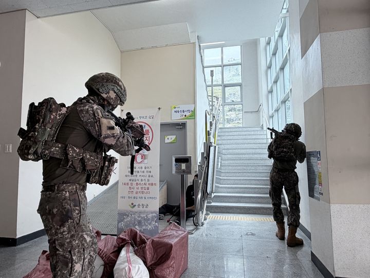 [순창=뉴시스] 19일 전북 순창군 순창국민체육센터에서 진행된 '을지 자유의 방패(UFS)/TIGER' 훈련에서 제35보병사단 백마여단 장병들이 테러·인질극 상황을 두고 체육센터 내부에서 구출 작전을 펼치고 있다. (사진=제35보병사단 제공) 2026.08.19. photo@newsis.com *재판매 및 DB 금지